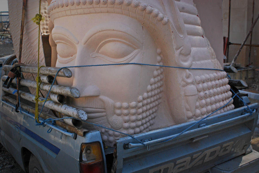 بخشی از مجسمه 7متری منطقه-22