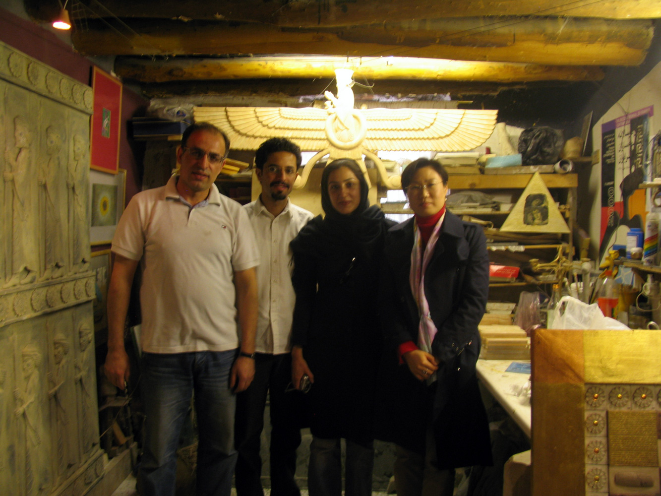 انتخاب نمونه آتار ایران توسط نماینده نمایشگاه کره جنوبی