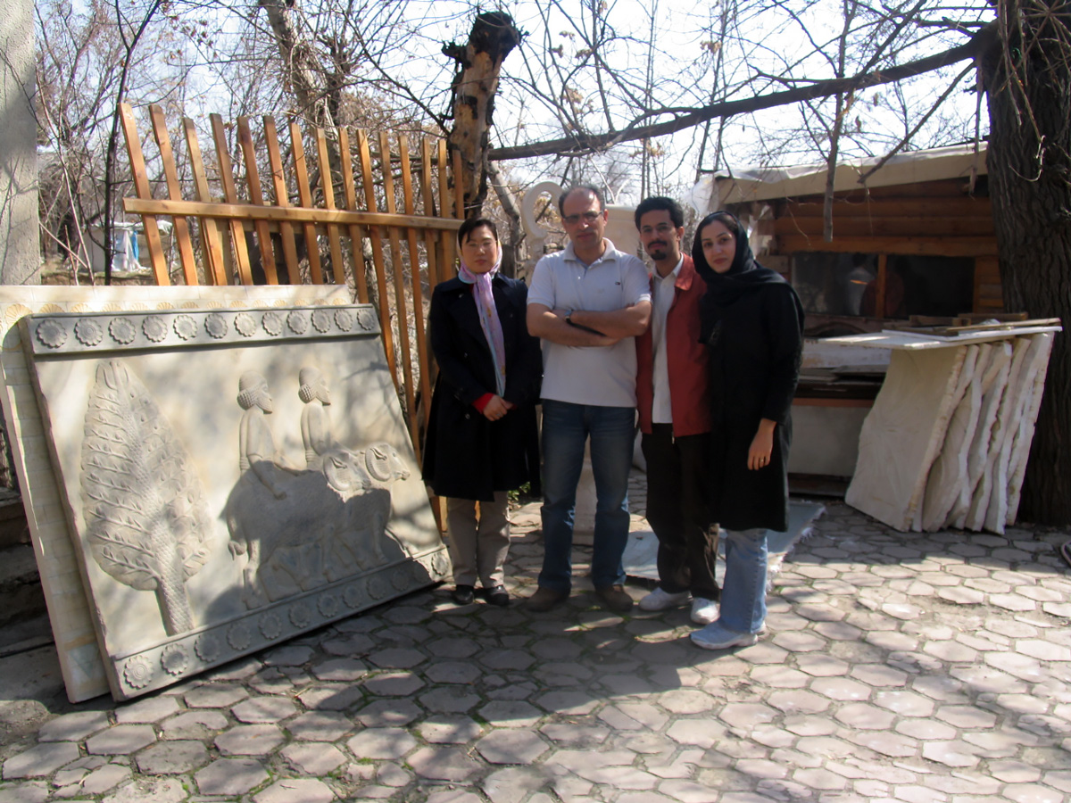 نماینده نمایشگاه کره جنوبی برای انتخاب نمونه آتار ایران