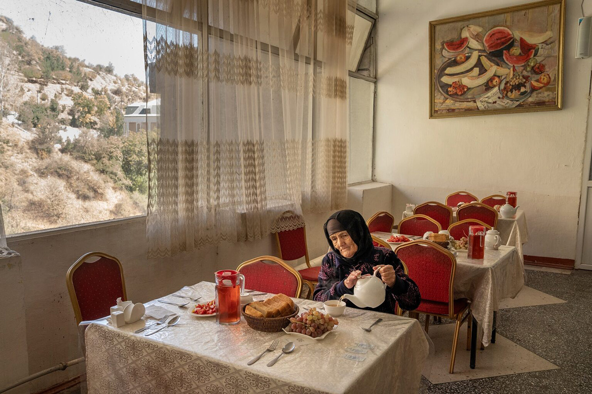 1st_Fortnum-Mason-Food-at-the-Table_Jo-Kearney_Woman-at-canteen-in-Tajik-WEB