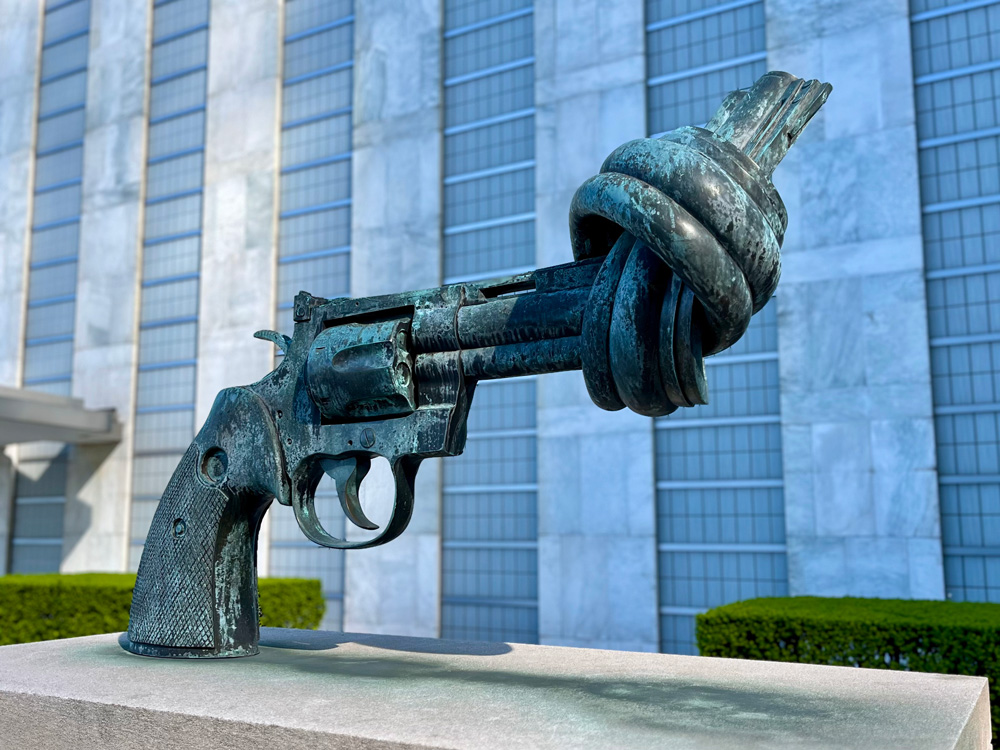 Non-Violence_sculpture_(The_Knotted_Gun)_at_UNHQ_in_New_York