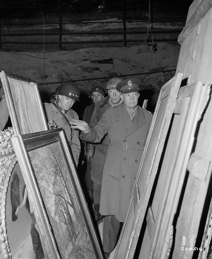سربازان واحد Monuments Men در حال بازرسی و شناسایی آثار هنری غارت‌شده توسط نازی‌ها در معدن نمک آلتائوسه، اتریش - پایان جنگ جهانی دوم.
